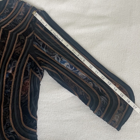 Gorgeous jacket with multiple characteristics!! Stand out with this show stopper - Picture 12 of 14